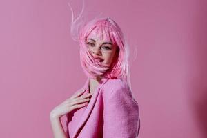 Söt ung kvinna modern stil rosa hår röd mun mode Färg bakgrund oförändrad foto