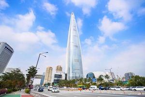seoul, söder korea - okt 14, 2019-lotte torn stigande med en blå himmel bakgrund foto