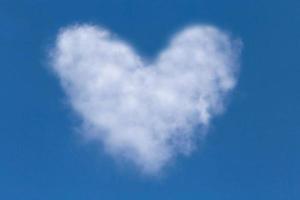 valentine tillverkad av moln i en blå himmel foto