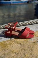 röd kvinnor sandaler en mode sommar stil foto