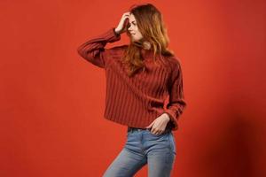 kvinna i röd Tröja mode Framställ lyx glamour modell foto