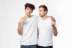 två män är stående Nästa till rena t-tröjor känslor foto