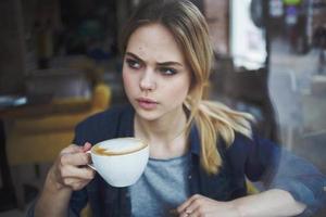 kvinna dricka kaffe resten morgon- mellanmål restaurang foto