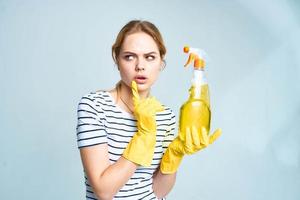 emotionell kvinna rengöring service livsstil sudd handskar foto