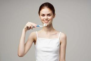 Söt kvinna tandkräm pensling tänder dental hälsa studio livsstil foto