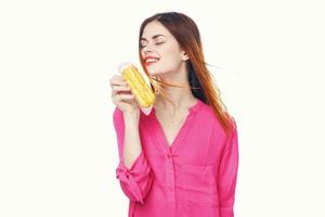 kvinna äter eclair glamour mellanmål närbild ljus bakgrund foto