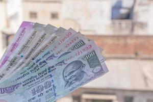 indisk rupee sedlar mot gammal byggnader foto