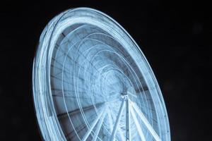 blå lampor av ferris hjul på natt foto