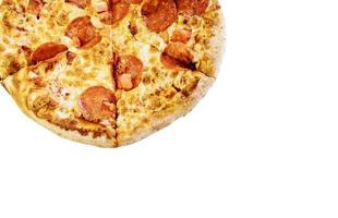 pizza isolerad på vit bakgrund foto