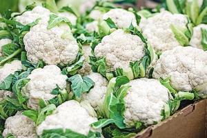 färsk blomkål i mataffär vegetabiliska avdelning foto