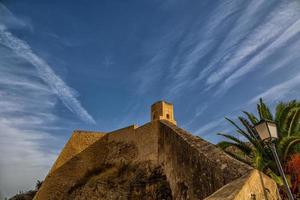 slott av helgon barbara i alicante Spanien mot blå himmel landmärke foto