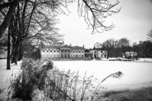 historisk palats på de vatten i parkera i Warszawa, polen under snöig vinter- foto