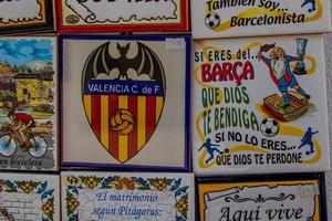 keramisk plattor souvenirer i en affär i de söder av Spanien i en turist stad, färgrik konst hantverk bakgrund foto