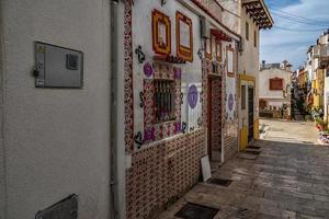 historisk gammal färgrik hus barrio santa cruz alicante Spanien på en solig dag foto