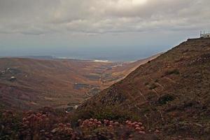 l lugna sommar molnig landskap från de spanska kanariefågel ö lanzarote foto