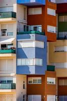abstrakt färgrik byggnad i alicante Spanien över blå himmel bakgrund foto