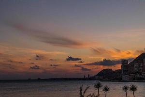 pittoresk solnedgång på de strand i de spanska stad av alicante foto