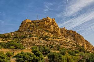 slott av helgon barbara i alicante Spanien mot blå himmel landmärke foto