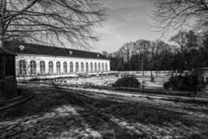 landskap med historisk byggnad i tidigt vår solig dag i stad parkera Warszawa polen foto