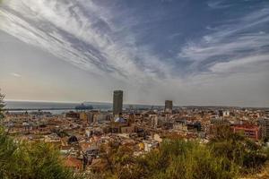 landskap av de stad av alicante panorama från de synpunkt av de stad och de hamn på en värma solig dag foto