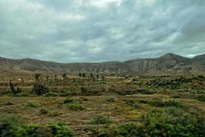 tömma mystisk bergig landskap från de Centrum av de kanariefågel ö spanska fuerteventura med en molnig himmel foto