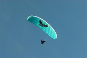 paragliders i de blå molnfri himmel foto