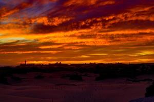 färgrik solnedgång på de spanska ö av gran canaria i de maspalomas sanddyner foto