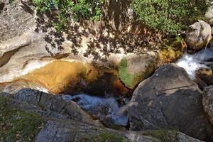 en naturlig vild landskap i de turkiska bergen med ett intressant vattenfall och de sapadere kanjon foto