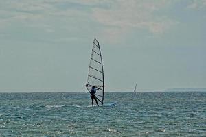 vindsurfing på de bukt av pucka på de baltic hav foto