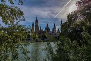 vår urban landskap med pelare katedral i zaragoza, Spanien och de ebro flod foto