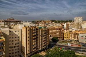 se på en solig dag av de stad och färgrik byggnader från de synpunkt alicante Spanien foto