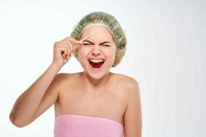 kvinna med bar axlar bomull svabb ansiktsbehandling dermatologi foto