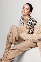 kvinna i trendig höst kläder leopard skjorta glamour foto