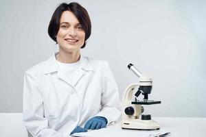 kvinna forskare laboratorium mikroskop bioteknik forskning foto
