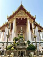 Bangkok, thailand, 2023. främre se av wat suthat thep wararam. skön buddhistisk stil tempel. foto