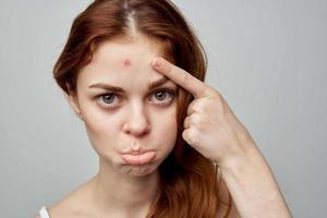 Söt kvinna hud problem kosmetologi studio foto