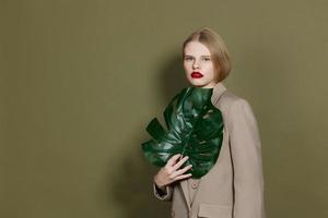 Söt kvinna röd mun handflatan blad charm mode studio modell oförändrad foto