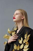 modern kvinna dekorationer svart jacka gyllene löv studio modell oförändrad foto