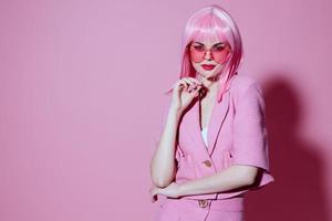 skönhet mode kvinna i rosa glasögon kosmetika glamour känslor Färg bakgrund oförändrad foto