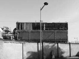 övergiven fabrik ruiner i svart och vit foto