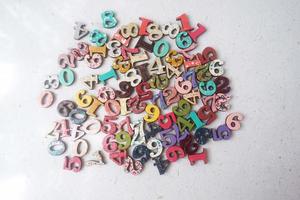 färgrik trä- alfabet på vit bakgrund. alfabet brev foto