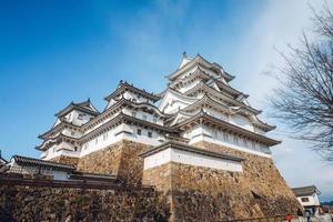 himeji slott, Osaka, Japan, 2019 - himeji slott i vår omgiven förbi sakura körsbär blomma tagen från de slott jord foto