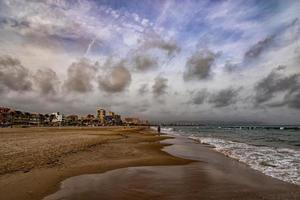 landskap bred sandig strand i alicante höst dag moln foto