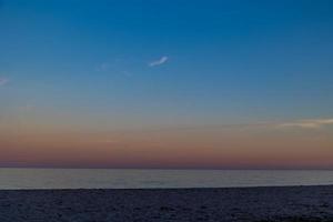 havet landskap fred och tyst efter solnedgång foto