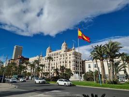 urban landskap från alicante till stad Centrum med spanska flagga foto