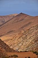 tömma mystisk bergig landskap från de Centrum av de kanariefågel ö spanska fuerteventura med en molnig himmel foto