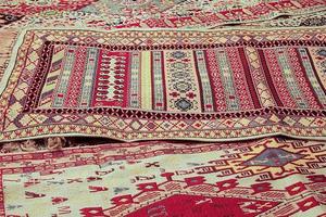 intressant bakgrund med handgjort turkiska mattor i närbild foto