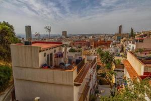 historisk gammal färgrik hus barrio santa cruz alicante Spanien på en solig dag foto