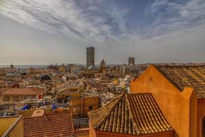 landskap av de stad av alicante panorama från de synpunkt av de stad och de hamn på en värma solig dag foto