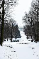 vinter- se av belweder palats i Warszawa i Polen, frostig vinter- snö dag foto
